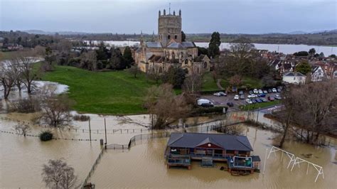 Tewkesbury surrounded by flood water after heavy rain - Translogistics News