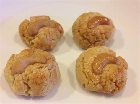 Cashew Nut Cookies (腰果酥) | Nom Nom Panda