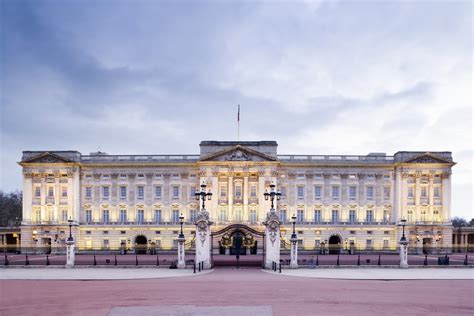 8 Stunning Royal Homes Around The World - Royal Palaces