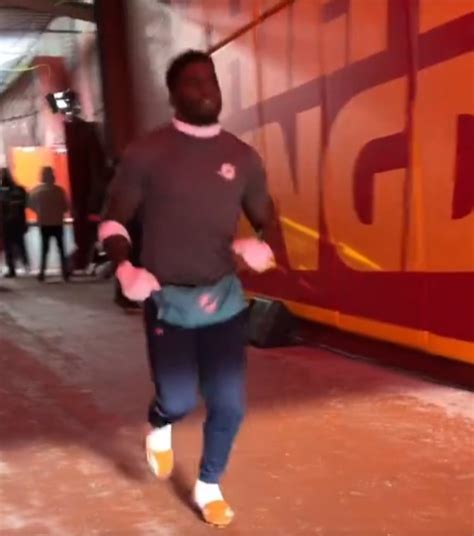 Tyreek Hill warms up in just T-shirt in -20 temperatures ahead of ...