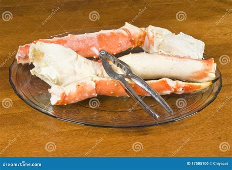 Plateful of Alaskan King Crab Legs Stock Photo - Image of spikes, cooked: 17505100