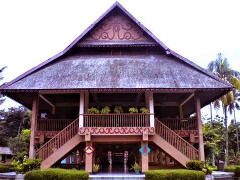 Mengenal Rumah Adat Walewangko, Rumah Besar Suku Minahasa | Indonesia ...