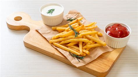 You Should Think Twice Before Reheating Restaurant Fries In Oil