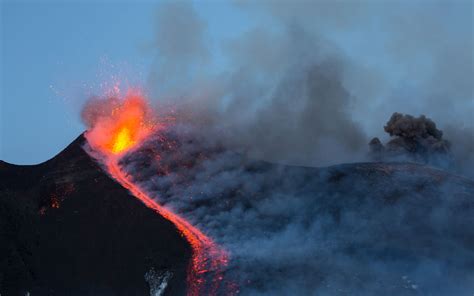 Journalists Caught in Mount Etna Volcano Eruption Capture It on Video