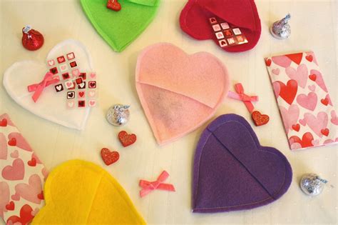 Craft E Magee: Heart-shaped Candy Pocket for Valentine's Day