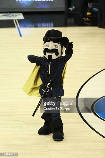 40 La Salle Explorers Mascot Stock Photos, High-Res Pictures, and ...