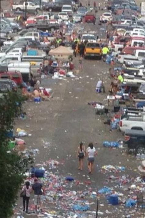 Pittsburgh parking lot after a Kenny Chesney concert : pics