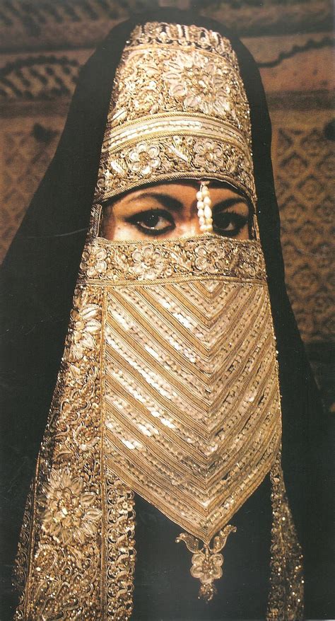 Saudi Arabesque Outdoor traditional dress of a woman from Hijaz, Saudi Arabia - Saudi Arabesque