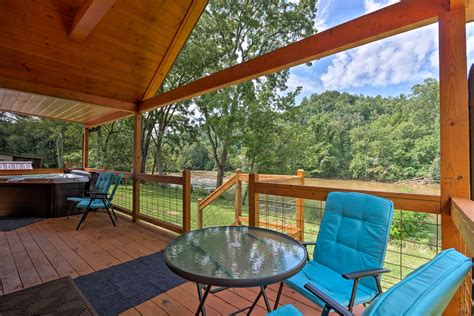 Cozy Riverfront Cabin w/ Private Deck & Hot Tub! - Bryson City, NC | Evolve