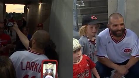 Cincinnati Reds' Joey Votto hangs out with fans during game