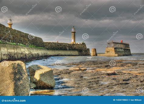 Whitby Harbour Wall Lighthouse Immagine Stock - Immagine di litoraneo, porto: 143419865