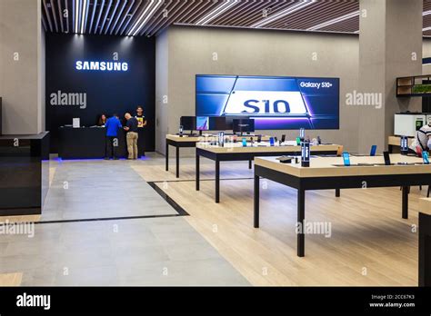 Samsung store hi-res stock photography and images - Alamy