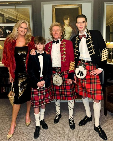 Rod Stewart makes touching tribute to his late Scottish dad in tartan-clad Hogmanay pic with ...