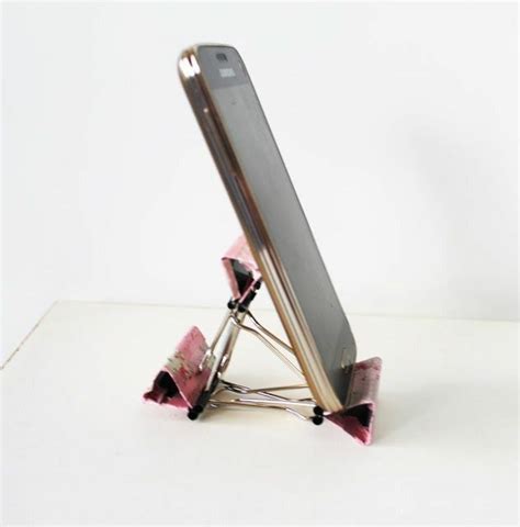 Gak Perlu Beli, 10 Ide DIY Phone Stand ini Bisa Kamu Buat Sendiri