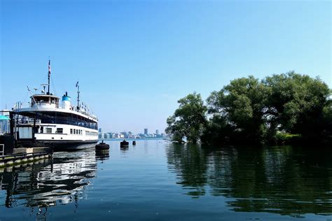 Toronto Islands Ferries - Harbourfront | Old Toronto | Ontario - 1000 Towns of Canada