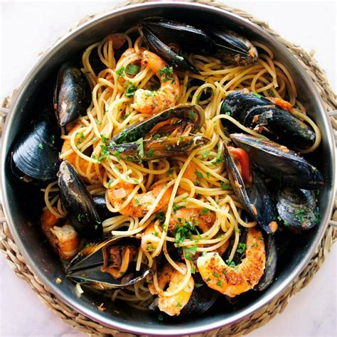 Shrimp and mussels pasta (30-minute recipe)