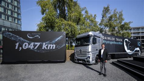 Daimler Truck's Mercedes-Benz GenH2 goes over 1,000km on 1 liquid ...