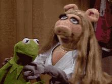 Muppet Show Miss Piggy GIF - Muppet Show Miss Piggy Kermit - Discover & Share GIFs