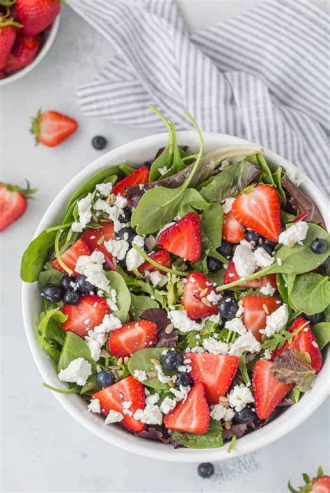 Mixed Berry Salad with Goat Cheese and Balsamic Vinegar - A Classic Twist