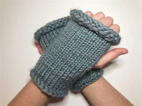 Learn To Loom Knit: Fingerless Gloves Tutorial | Em's Fiber Arts