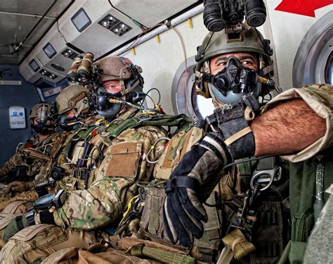 US Army Special Forces personnel on the Military Free-Fall Advanced ...