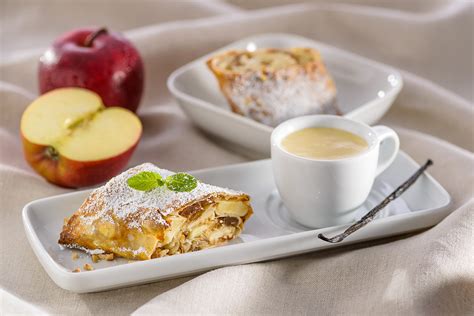 Apfelstrudel mit Vanillesauce | Rezept