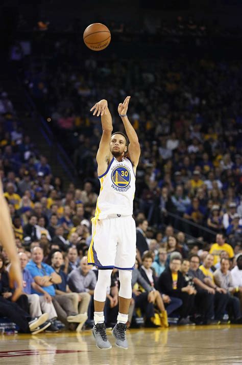 Warriors’ Curry on pace to threaten own 3-point record