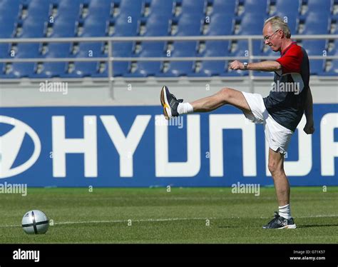 Sven Goran Eriksson England Training Stock Photo - Alamy