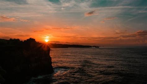 Pantai Karang Bolong, Spot Sunrise dan Sunset Terindah di Pacitan