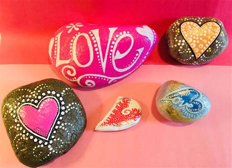 Love rocks. Valentine rock painting ideas. | Painted rocks kids, Rock painting designs, Painted ...