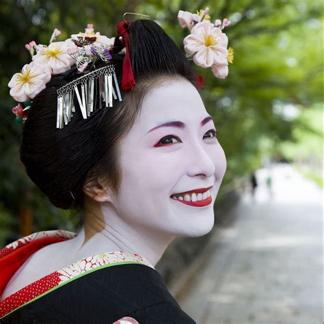 Kyoto Geisha Tours and Entertainment - Chris Rowthorn Tours