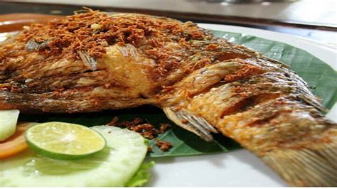 RESEP NENEK: Makan Malam Makin Nikmat dengan Ikan Mas Goreng Lengkuas : Okezone Lifestyle