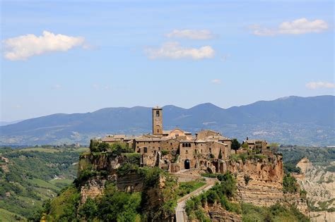 Civita di Bagnoregio | Countryside, Italian countryside, Los angeles hotels