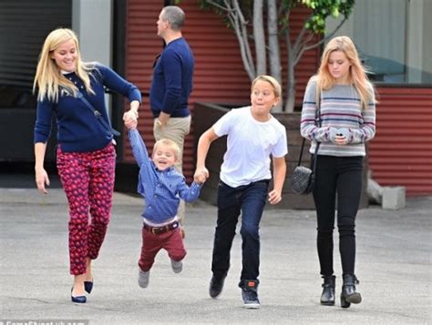 Reese Witherspoon family: siblings, parents, children, husband