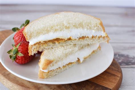 Easy Fluffernutter Sandwich - BubbaPie