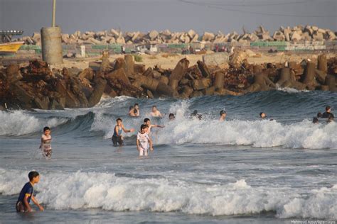 Gazans enjoy a day at the beach – Middle East Monitor