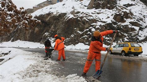 Afghanistan: Freezing weather kills at least 124 people - BBC News