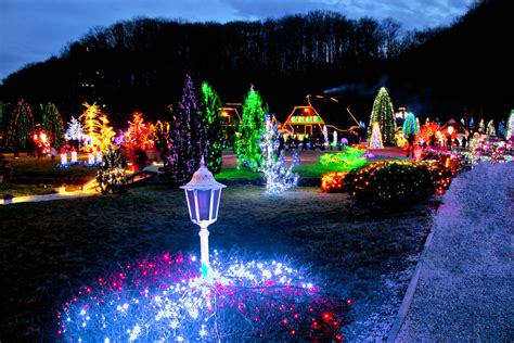 Best Neighborhoods for Christmas Lights - Square Cow Movers