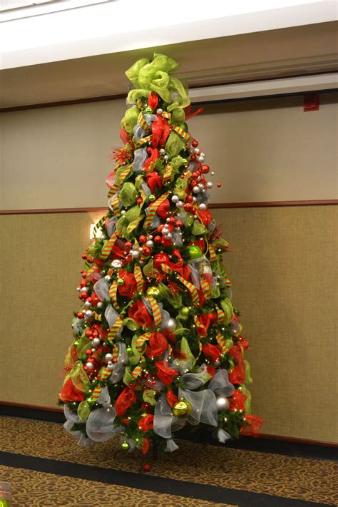 10 Spectacular Christmas Tree Decorating Ideas With Ribbon 2024