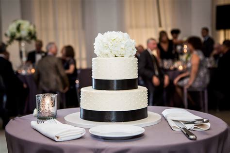 White Black Wedding Cake: A Symphony of Elegance and Contrast | Paraiso ...