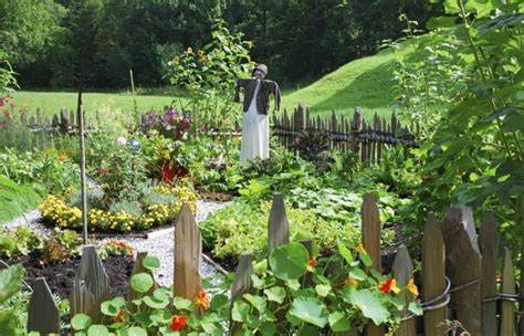 Nutzgarten mit romantischer Gestaltung und Vogelscheuche | Garden ...