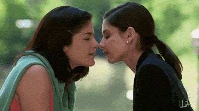 Selma Blair And Sarah Michelle Gellar Recreate Cruel Intentions Kiss