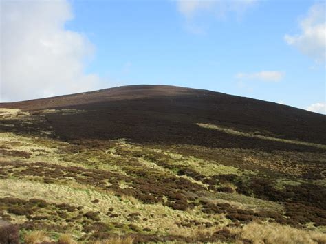 Round Hill from the south © Scott Cormie cc-by-sa/2.0 :: Geograph ...