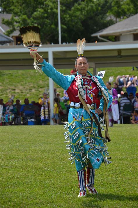 Jingle Dress Dancer | Jingle dress, Native american women, Jingle dress ...