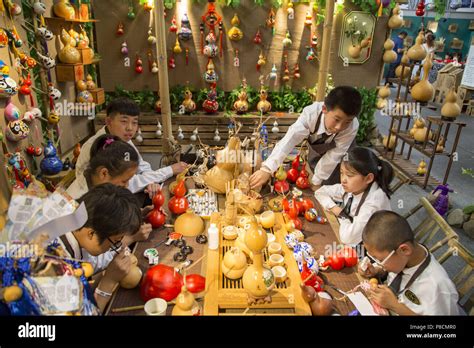 Jili, Jili, China. 11th July, 2018. Jilin, CHINA-Kids learn to paint gourds in northeast China's ...