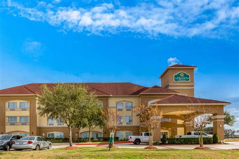 La Quinta Inn & Suites by Wyndham Angleton | Angleton, TX Hotels