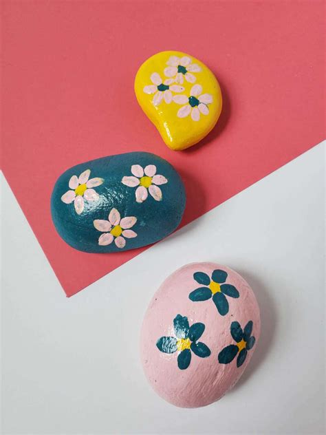 Simple Flower Painted Rocks Easy DIY - Outnumbered 3 to 1