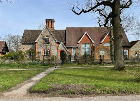 The Priory Primary School © Mr Ignavy cc-by-sa/2.0 :: Geograph Britain and Ireland