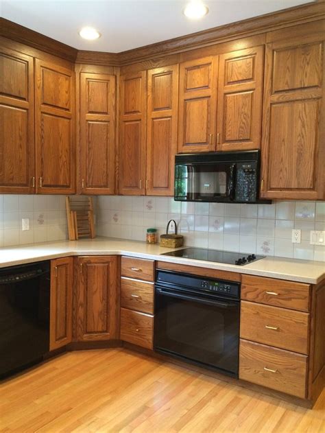 Oak Cabinets with Black Hardware 2020 | Kitchen cabinets pictures ...