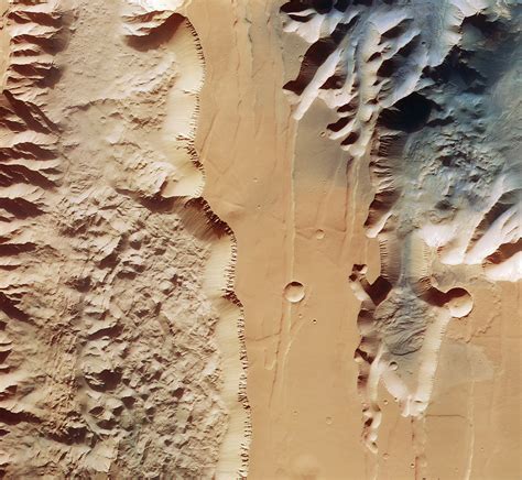 ESA's Mars Express Orbiter Images Valles Marineris, the 'Grand Canyon' of the Red Planet - TechEBlog